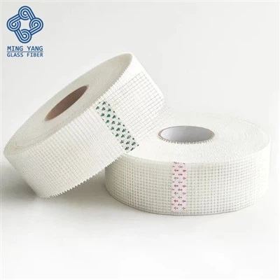 Samolepilni mrežasti trak iz steklenih vlaken za suhomontažne spoje z mehkim prožnim stenskim materialom, odpornim na alkalije